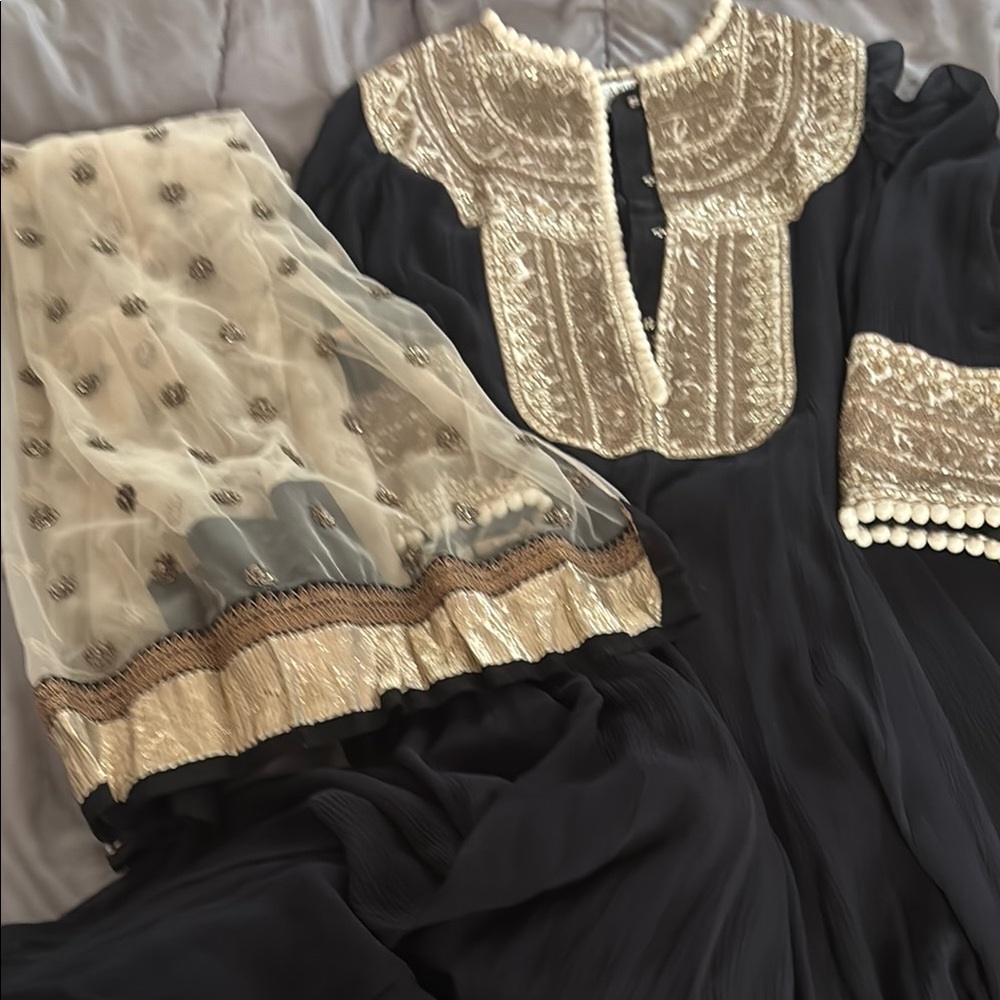 Anamika Khanna embroidered  kurta and dupatta sz L black, cream and gold